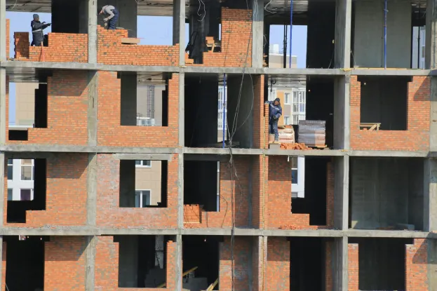 building_house_bricks_workers