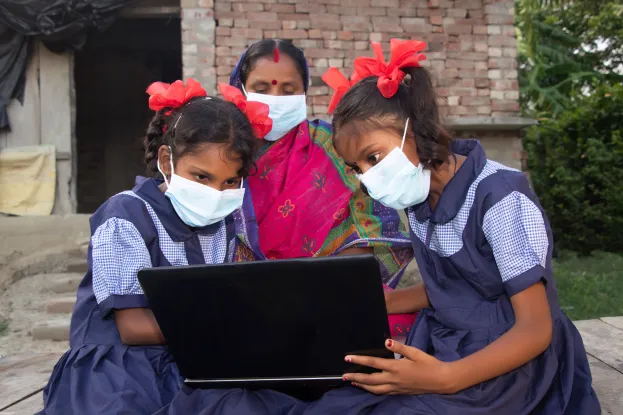 girls-computer-digital-access