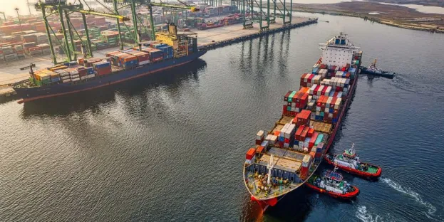 transport-shipping-container-port