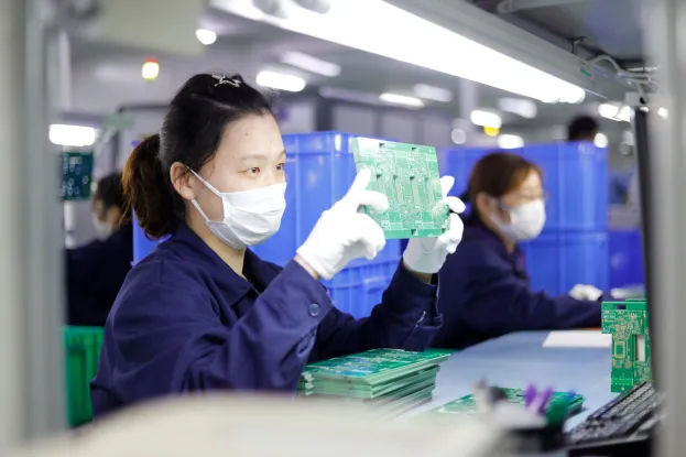 woman_producing_circuit_boards-scaled