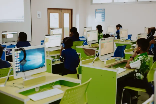 kids-classroom-computers-tech