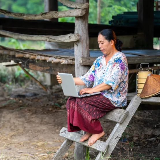 digital-inclusion-benchmark-2023-lady-on-laptop