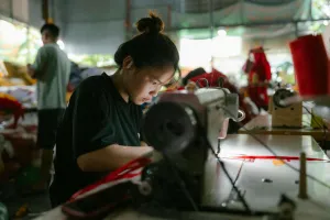 woman_sewing_machine