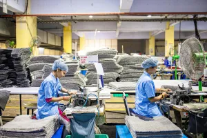 women_factory_workers_rug_sewing