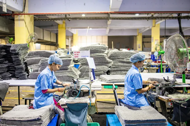 women_factory_workers_rug_sewing