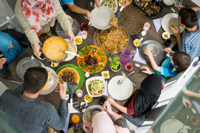 Family-and-friends-eating-dinner-together