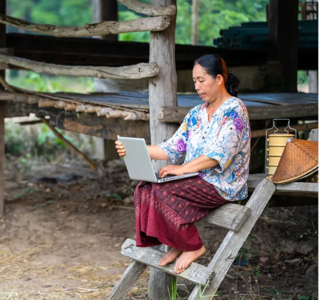 digital-inclusion-benchmark-2023-lady-on-laptop