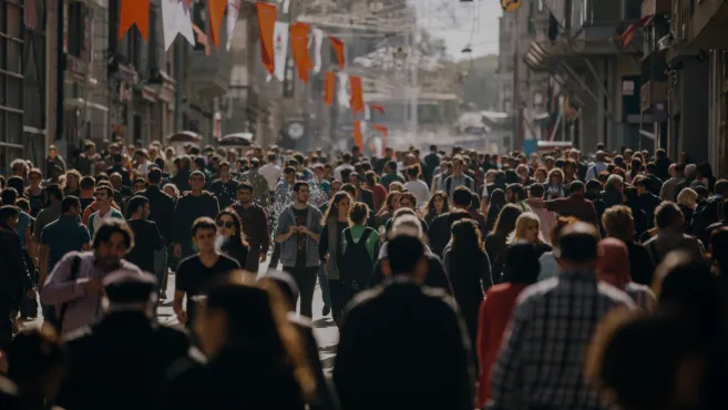 2024-Urban-Benchmark-people-walking-street