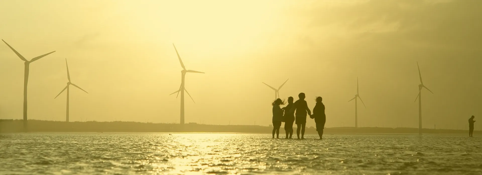 Yellow_tint_windturbine-sea-people