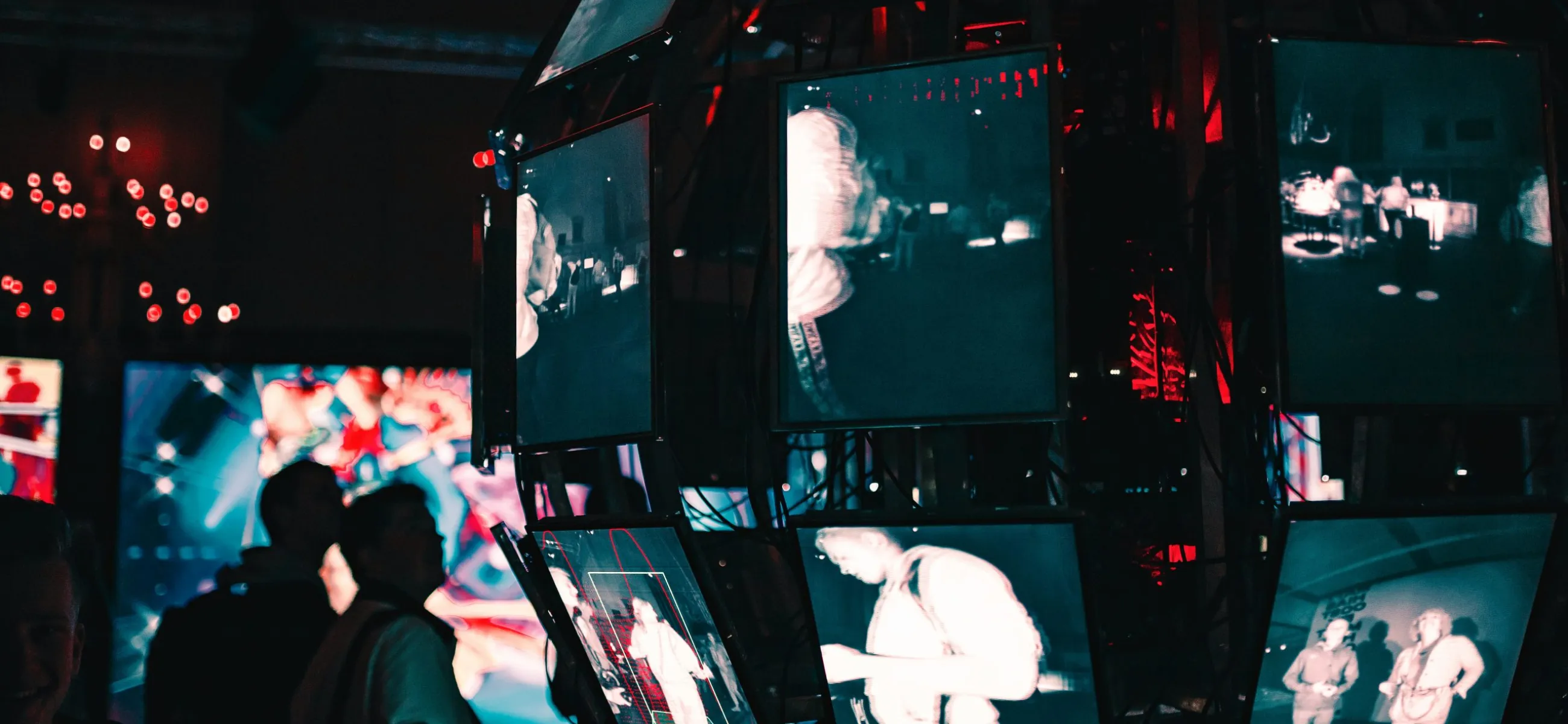 digital-screens-people-watching