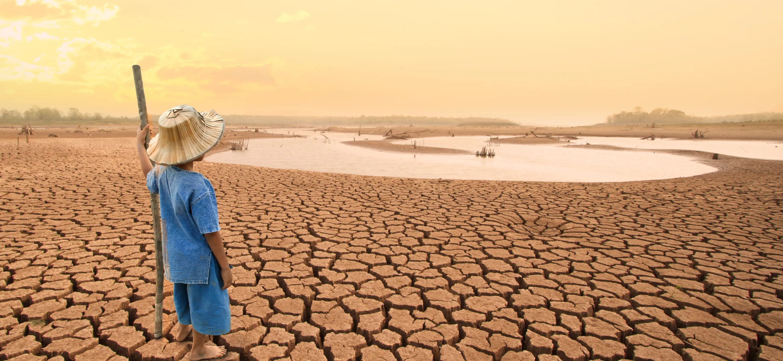 boy-view-desertification-dry-desert