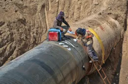 men_fixing_pipe