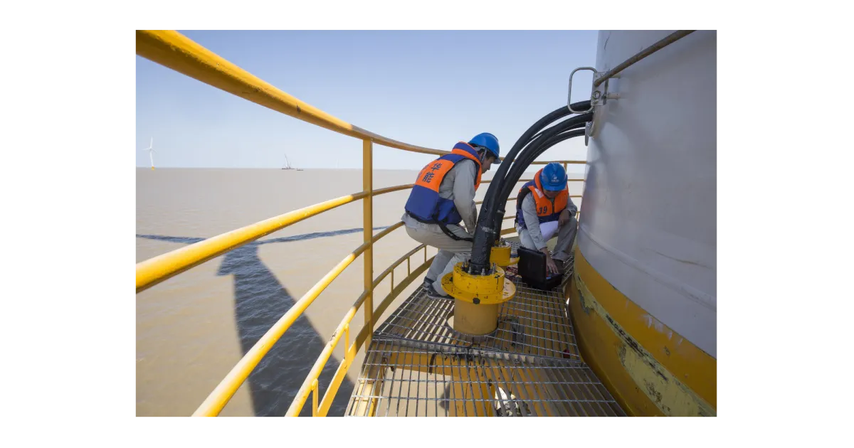 cropped_windturbine-workers-offshore